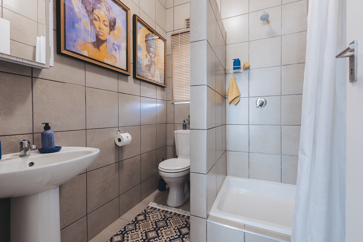 BACHELOR Unit 20 Photo